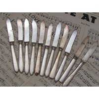 Lot Von 11 Kleinen Verschiedenen Butterpastete Käse Obst Messer Nicht Übereinstimmende Handwerk Silber Besteck Antike Erbstück Seltene Muster von totalvintage