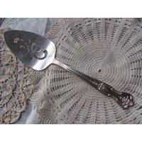 Magnolia Pie - Vintage Silberplatte Piercing Torten Kuchen Dessert Servieren Inspiration Pattern 1951 von totalvintage