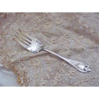 Old Colony - Vintage Silber Teller Große Servier Aufschnitt Gabel Cottage Muster von totalvintage