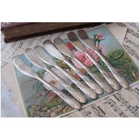Passender Muster-Blumengriff, 7 Silberne Tellerstreuer, Messer, Butterpasteten-Vorspeise // Antikes Vintage-Silberbesteck von totalvintage