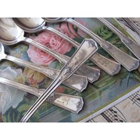 Shakespear 1924 Muster // Set 8 Silber Teller Teelöffel Monogrammiert Vintage Besteck Shakespear 1924 Muster // Set 8 Silber Teller Teelöffel Monogrammiert Vintage Besteck von totalvintage