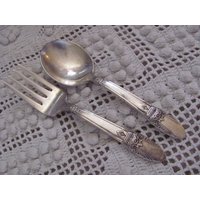 Silber Teller Kleine Baby Säugling Gabel Löffel Set - Erste Liebe Muster 1937 // Vintage Antik Besteck Mehr in Meinem Shop Silber Teller Kleine Baby Säugling Gabel Löffel Set - Erste Liebe Muster 1937 // Vintage Antik Besteck Mehr in Meinem Shop von totalvintage
