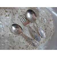 Silberner Teller-Baby-Löffel - Gravierte Geburtsurkunde Ihre Wahl -Ronald Elisabeth Russel Chad Barry Mark Brent Michael Edward von totalvintage