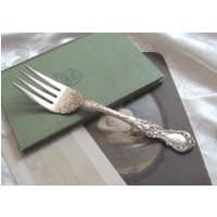 Vintage Silberner Teller Große Servieraufschnitt Fleischgabel - Wallace Blumenmuster Mono K // Antikes Silber Besteck Selten Fancy Vintage Silberner Teller Große Servieraufschnitt Fleischgabel - Wallace Blumenmuster Mono K // Antikes Silber Besteck Selten Fancy von totalvintage