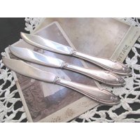 Vorsehung // Set Von 3 Antiken Silberplatten Streuer Buttermesser - Gorham Muster 1920 Monogrammiert von totalvintage