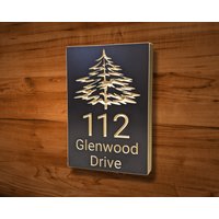 Sign111 Graviertes Kiefernbaum-Adressschild, Individuell Geschnitztes Holzschild, Einweihungsparty - Jahrestagsgeschenk von treewoodworks