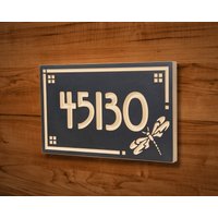 Sign43 12 "X 7-1/2" X 3/4" Gravierte Libelle Hausnummer Schild, Geschnitztes Holzschild, House Warming - Hochzeitsgeschenk von treewoodworks