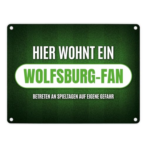 Hier wohnt ein Wolfsburg-Fan Metallschild mit Rasen Motiv Fußball Wolfsburg Tor von trendaffe