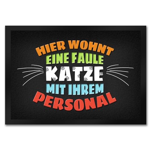 Hier wohnt eine Faule Katze mit ihrem Personal Fußmatte Katzen Kater Service von trendaffe