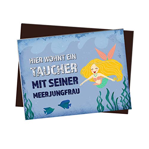 Kühlschrankmagnet mit Spruch: Hier wohnt EIN Taucher - mit Seiner Meerjungfrau Kühlschrankmagnet mit Spruch: Hier wohnt EIN Taucher - mit Seiner Meerjungfrau von trendaffe
