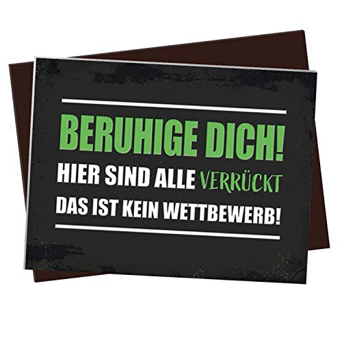 XL Kühlschrankmagnet mit Spruch: Beruhige Dich! Hier sind alle verrückt. Das ist kein Wettbewerb XL Kühlschrankmagnet mit Spruch: Beruhige Dich! Hier sind alle verrückt. Das ist kein Wettbewerb von trendaffe
