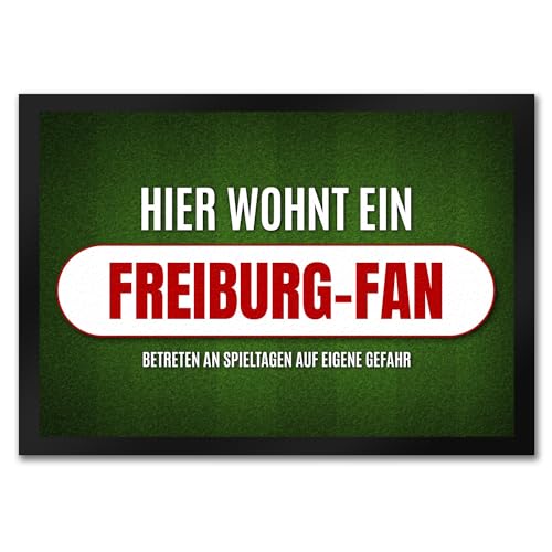 trendaffe - Hier wohnt EIN Freiburg-Fan Fußmatte mit Rasen Motiv Fußball Freiburg Tor Verein von trendaffe