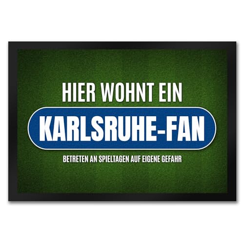 trendaffe - Hier wohnt EIN Karlsruhe-Fan Fußmatte mit Rasen Motiv Fußball Stadion Ball Tor von trendaffe