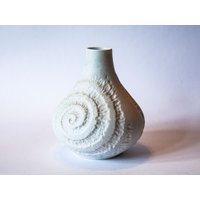 Beautiful Vintage White Vase - German 60S 70S Ceramic Bisque Design, Ammonite Fossil Relief Pattern, Snail Shell Small Medium Midcentury Kpm von tsiarde