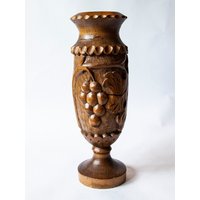 Vintage Wooden Vase With Hand-Carved Grapevine Relief - German Rustic Design 60S 70S Wine Grapes Leaf For Dry Dried Flower Flowers von tsiarde