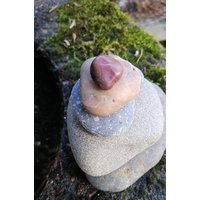 Chunky Funky Strand-Steinstapel Mit Hübschem Rotem Stein Auf Der Oberseite 5 Natürliche Ozean-Felsen Zen-Garten-Skulptur Meditation Vogeltränke von tuesdaystulips