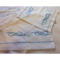 3-Teiliges Set Aus Einem Weißen Baumwolllaken Und Kissenbezug Mit Blauer Stickerei Schal Spitzenbesatz Handgemalten Gelben Enten 3-Teiliges Set Aus Einem Weißen Baumwolllaken Und Kissenbezug Mit Blauer Stickerei Schal Spitzenbesatz Handgemalten Gelben Enten von tweetybirdstudio