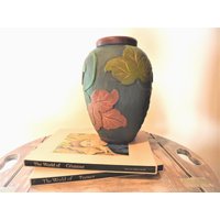 Große Gedrechselte Holzvase Mit Handgeschnitztem Blattdesign, Signiert Und Datiert 1962, 30, 5 cm Hoch, Handbemalte Holzvolkskunst, Holzskulptur von tweetybirdstudio