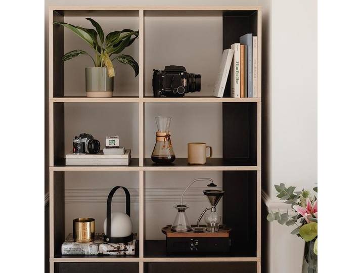 Bücherregal in Schwarz mit Türen, 92 cm x 183 cm x 32 cm, Vollständig anpassbar von Tylko von tylko