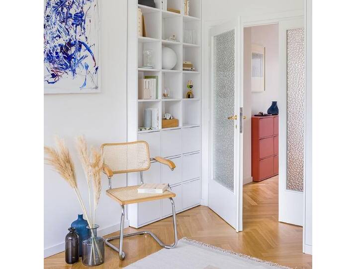 Bücherregal in Weiß mit Türen, 103 cm x 243 cm x 24 cm, Vollständig anpassbar von Tylko von tylko