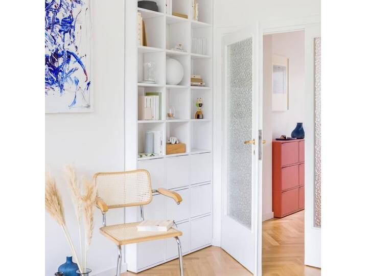 Bücherregal in Weiß mit Türen, 103 cm x 243 cm x 24 cm, Vollständig anpassbar von Tylko von tylko