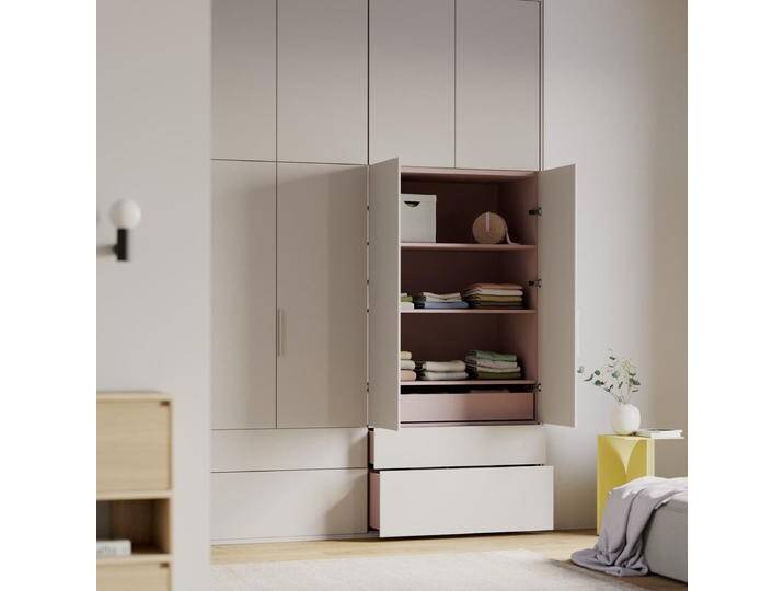 Kleiderschrank in Beige und Rosa mit Innen und Aussen Schubladen, 198 cm x 291 cm x 63 cm, Vollständig anpassbar von Tylko von tylko