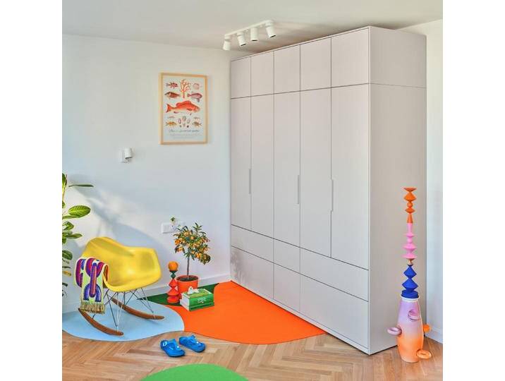 Kleiderschrank in Beige und Rosa mit Innen und Aussen Schubladen, 204 cm x 239 cm x 63 cm, Vollständig anpassbar von Tylko von tylko