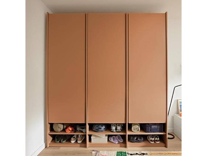 Kleiderschrank in Braun mit Kleiderstange, 180 cm x 238 cm x 45 cm, Vollständig anpassbar von Tylko von tylko