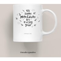 Tasse Aus Keramik/Procedure Weihnachtsmotiv Mit Lustigem Spruch "The Same Procedure" - Witziges & Günstiges Geschenk Für Mama, Papa von typealive