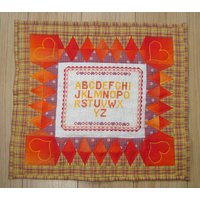 Alphabet Wandbehang Quilt Mit Stickerei | Orange von typicaldutch