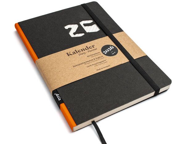 tyyp Taschenkalender 2026 A5 – Kalender aus Recyclingpapier mit schwarzem Cover, fair & vegan tyyp Taschenkalender 2026 A5 – Kalender aus Recyclingpapier mit schwarzem Cover, fair & vegan von tyyp