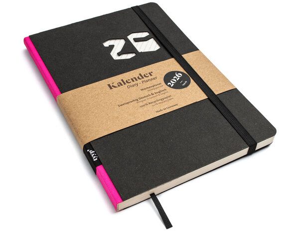 tyyp Taschenkalender 2026 A5 – Kalender aus Recyclingpapier mit schwarzem Cover, fair & vegan tyyp Taschenkalender 2026 A5 – Kalender aus Recyclingpapier mit schwarzem Cover, fair & vegan von tyyp