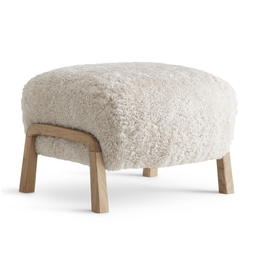 &Tradition - Wulff ATD3 Pouf Gestell Eiche - weiß/eiche/Schaffell Moonlight/BxHxT 58x39x53cm/mit Filzgleitern/Gestell Eiche geölt/Schaffell 17mm von &Tradition