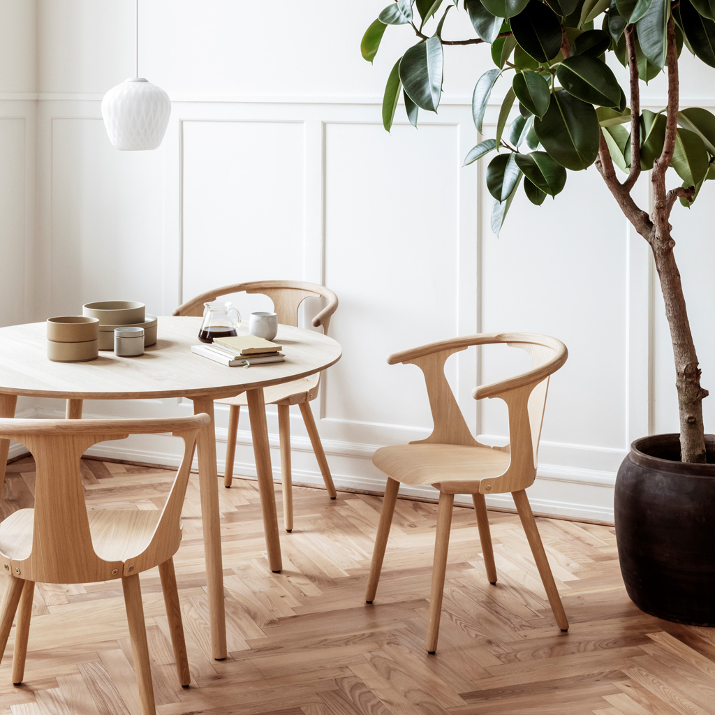 &tradition- In Between - Design Esszimmer-Stuhl aus Holz mit Armlehnen von &tradition