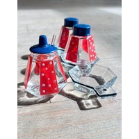 Ddr 1960Er Jahre Bakelit Salz Und Pfeffer Set Mit Soßen Glas, Tablett, Rot & Blau Deckel Ddr 1960Er Jahre Bakelit Salz Und Pfeffer Set Mit Soßen Glas, Tablett, Rot & Blau Deckel von unseenBerlin