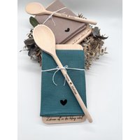 Einzugsgeschenk - Personalisiertes Frühstücksbrett Mit Kochlöffel Schneidebrett Zum Einzug Hauskauf Geschenkset Hausbau Einzugsgeschenk - Personalisiertes Frühstücksbrett Mit Kochlöffel Schneidebrett Zum Einzug Hauskauf Geschenkset Hausbau von unserkreativhaus