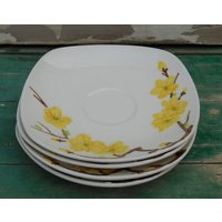 Jahrgang China-Goldene Blüte-Untertasse-Poppytrail-Gelb-Blumen-Metlox-Vernon-Ware-California-Hand-Painted-1953 von urbanalpaca