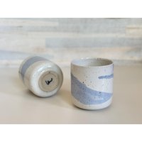 Keramikbecher Ohne Henkel Im Skandi Stil, 250 Ml, Weiß - Blau Mit Verlauf, Gedreht An Der Töpferscheibe, Steinzeug von urtekeramik
