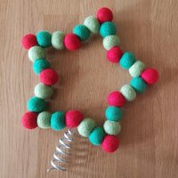 Holly Inspiriert Filzkugel Stern Baumspitze, Bunte Wollperlen Zu Einer Weihnachtsbaum Dekoration Geformt. Weiss, Regenbogen, Wunschfarben Holly Inspiriert Filzkugel Stern Baumspitze, Bunte Wollperlen Zu Einer Weihnachtsbaum Dekoration Geformt. Weiss, Regenbogen, Wunschfarben von uselessbuttons