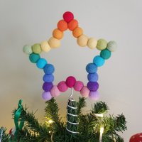 Regenbogen Filzkugel Stern Baumspitze, Bunte Wollperlen Geformt Zu Einem Weihnachtsbaum Dekoration. Weiß Und Benutzerdefinierte Farben Erhältlich Regenbogen Filzkugel Stern Baumspitze, Bunte Wollperlen Geformt Zu Einem Weihnachtsbaum Dekoration. Weiß Und Benutzerdefinierte Farben Erhältlich von uselessbuttons