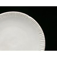 Handgemachter Weißer Keramik Frühstücks - Oder Dessertteller Mit Geriffeltem Rand, Vintage Look, Geschirr, Essgeschirr, Unikate von vAnStraatsburgDesign