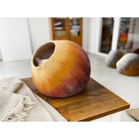 Artisan-Gefertigte Luxus-Katzenhöhle Aus Wolle Handgefertigte Filz-Haustiermöbel Für Ein Modernes Wohndekor - Kokon-Design Mit Warmen Herbstfarben Artisan-Gefertigte Luxus-Katzenhöhle Aus Wolle Handgefertigte Filz-Haustiermöbel Für Ein Modernes Wohndekor - Kokon-Design Mit Warmen Herbstfarben von vaivanat