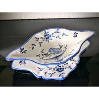 Vintage Fayence Geglazuurde Aardewerk Jus Stiefel. Das Kissen Ist An Der Decke Befestigt. Die Blaue Witte Blumendekoration Von Phoenix von vanDykeAntiques