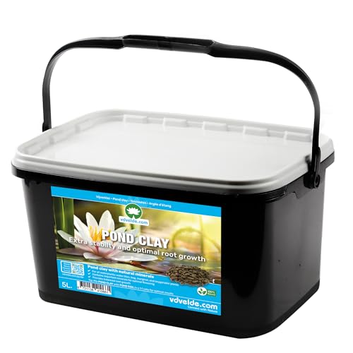 vdvelde.com - Waterlelie aarde: POND CLAY - Speciale waterlelie grond - • Rijk aan voedingsstoffen• Bevordert wortelgroei met 100% klei en mineralen• Meng met vijveraarde (1:1) von vdvelde.com