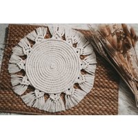 Boho Makramee Untersetzer Rund | Mandala Muster Handgemacht Tischdeko Geschenk Naturdeko Style Coaster Makrameetischdecke von verknuepftuzugenaeht