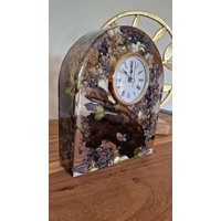 Rustikale Epoxidharz-standuhr Mit Echten Blumen & Treibholz | Handgefertigte Naturuhr - Harzkunst Unikat Als Dekoration Oder Geschenk von vertesiresinart