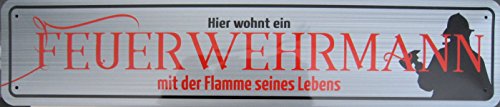 vielesguenstig-2013 Schild Blechschild Strassenschild Hier wohnt EIN Feuerwehrmann mit der Flamme seines Lebens von vielesguenstig-2013