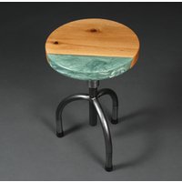 Drehbarer Tripod-Hocker Aus Eichenholz Und Epoxidharz in Mint Drehbarer Tripod-Hocker Aus Eichenholz Und Epoxidharz in Mint von villabrocante