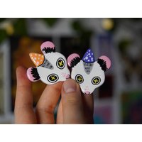 Handgemachter Magnet Aus Ton Mülltiere | Opossums in Partyhüten Handgemachter Magnet Aus Ton Mülltiere | Opossums in Partyhüten von vimblesart