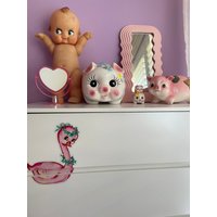Kitsch Vintage Retro Rosa Schwan 60Er Jahre Baby Paar Linke Wandsticker Kinderzimmer Abnehmbarer Wandaufkleber von vinnieboyvintage